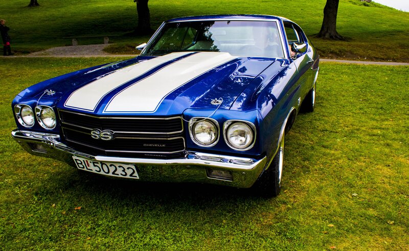 Blue Chevelle with white stripes