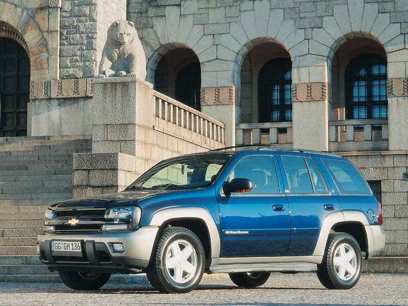 Blue Chevrolet TrailBlazer parked