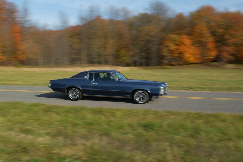Blue Classic Car — Dynamic, Autumn