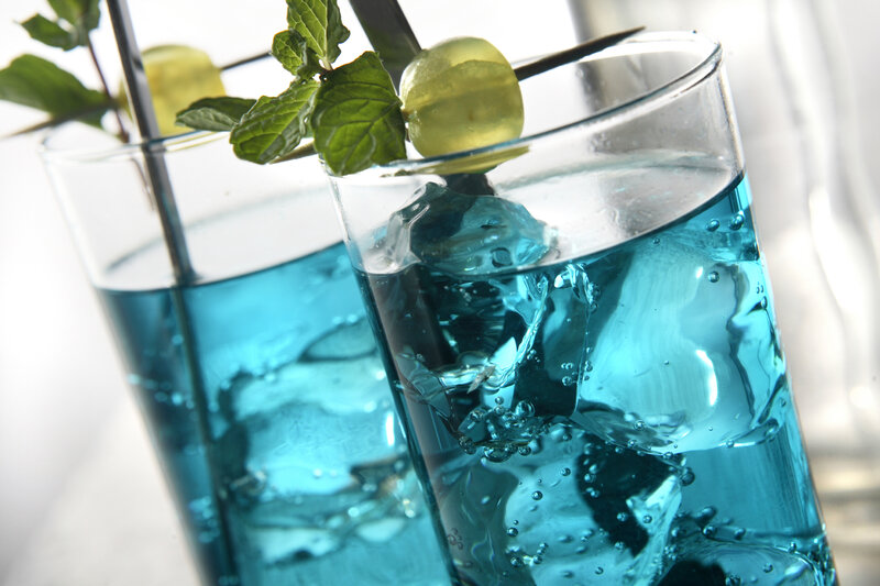 Blue cocktails with mint