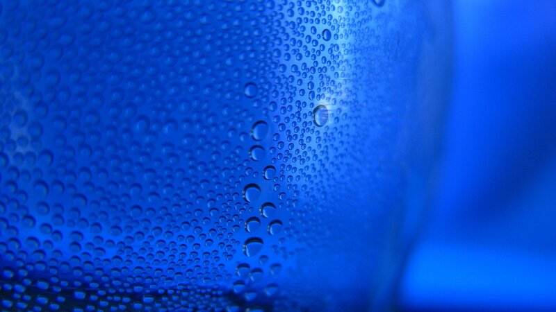 Blue condensation droplets