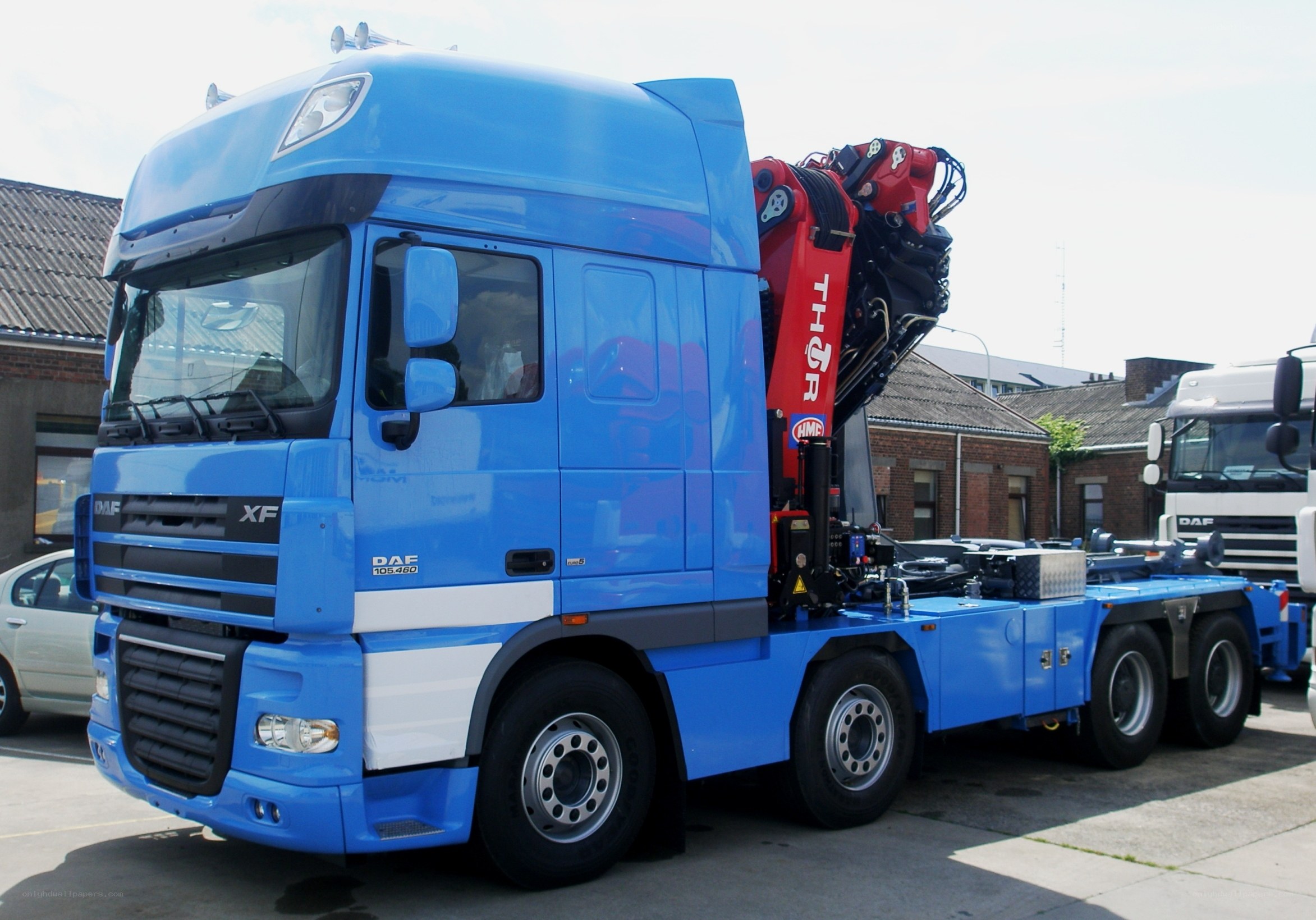blue daf truck with crane