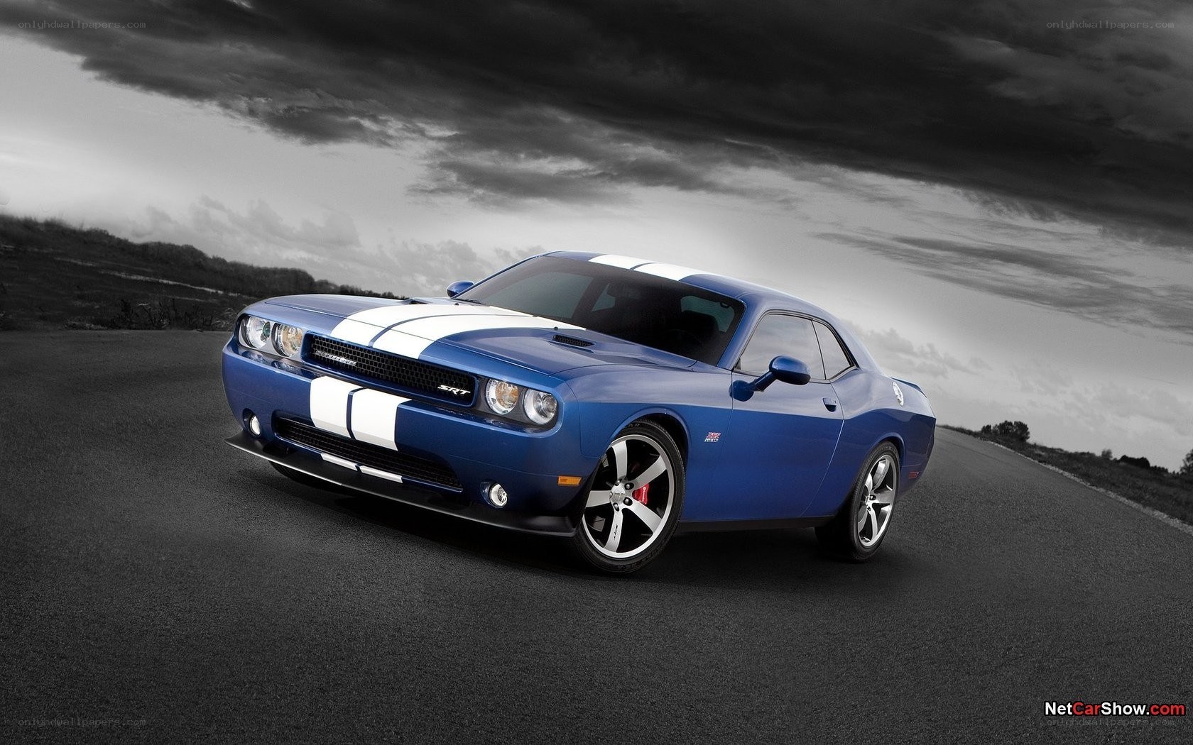 blue dodge challenger srt8