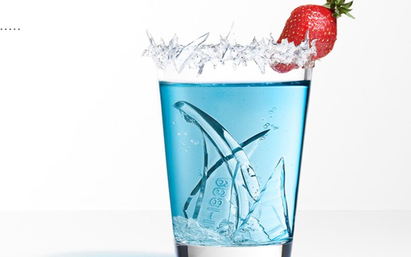 Blue drink with strawberry and glass shards