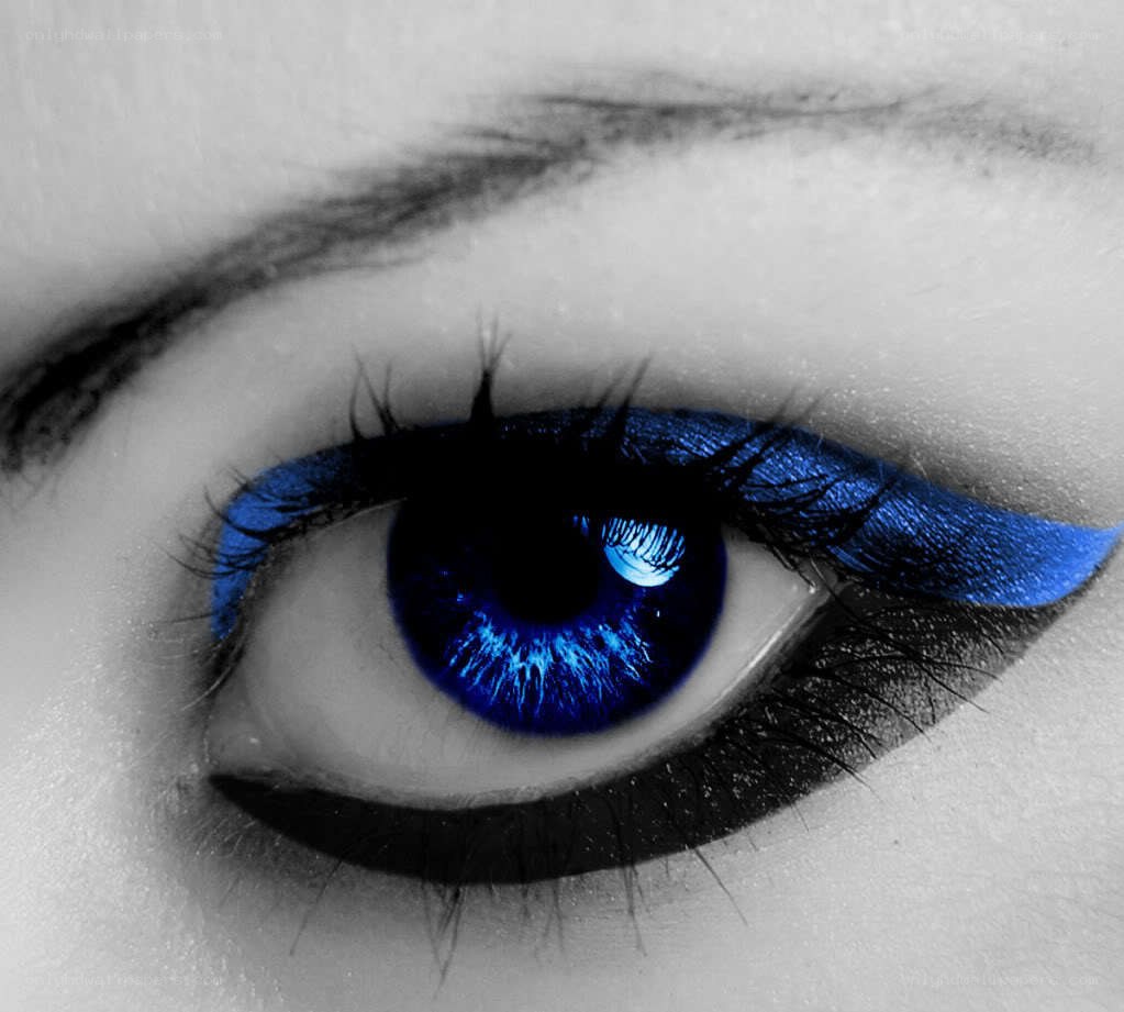 blue eye with dramatic makeup