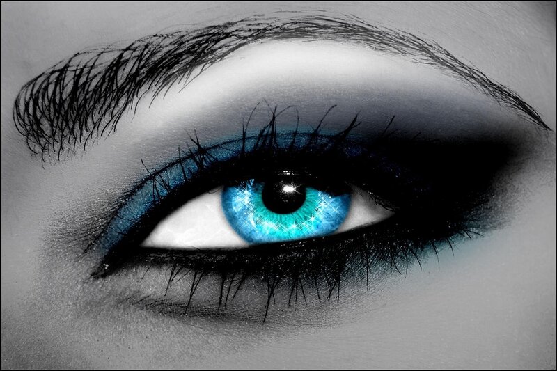 blue eye with dramatic makeup