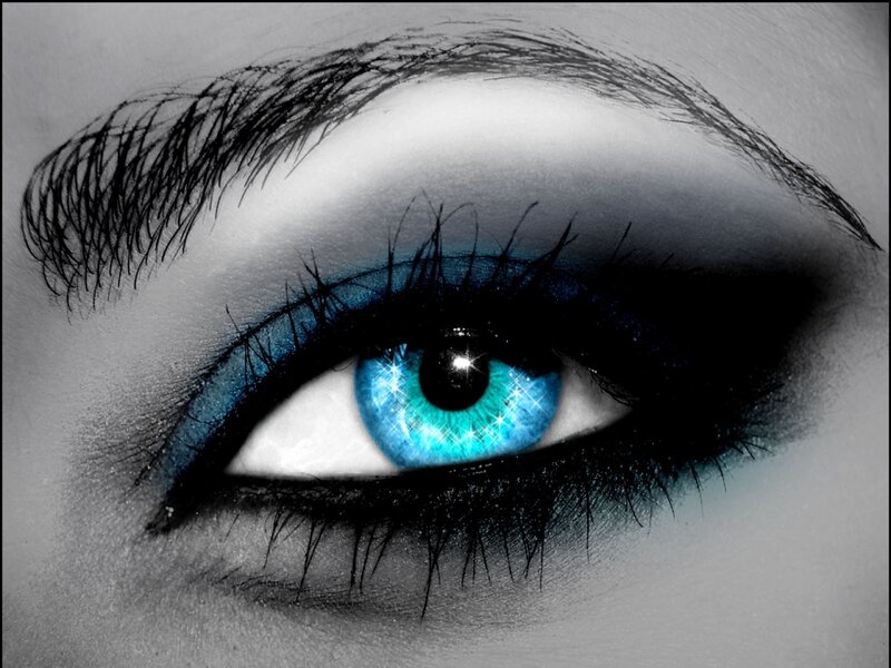 blue eye with dramatic makeup