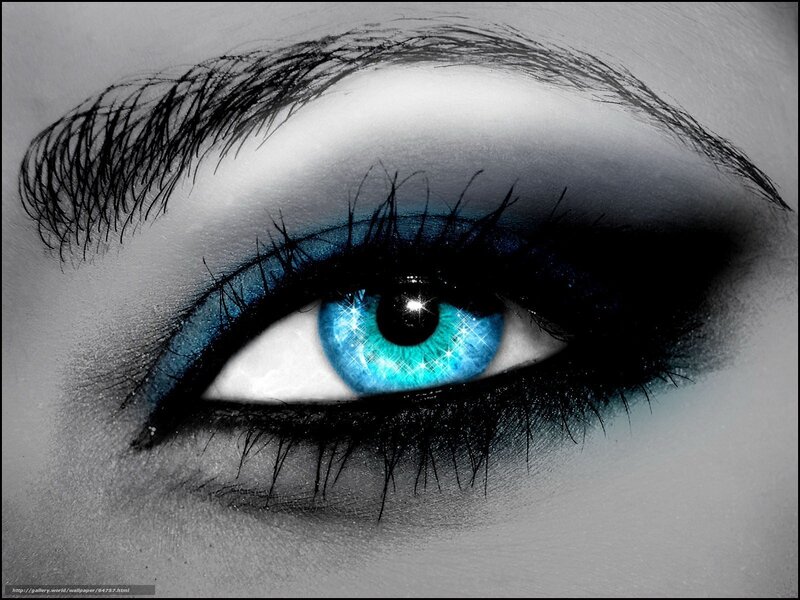 blue eye with dramatic makeup