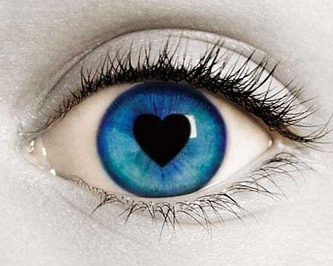 blue eye with heart pupil