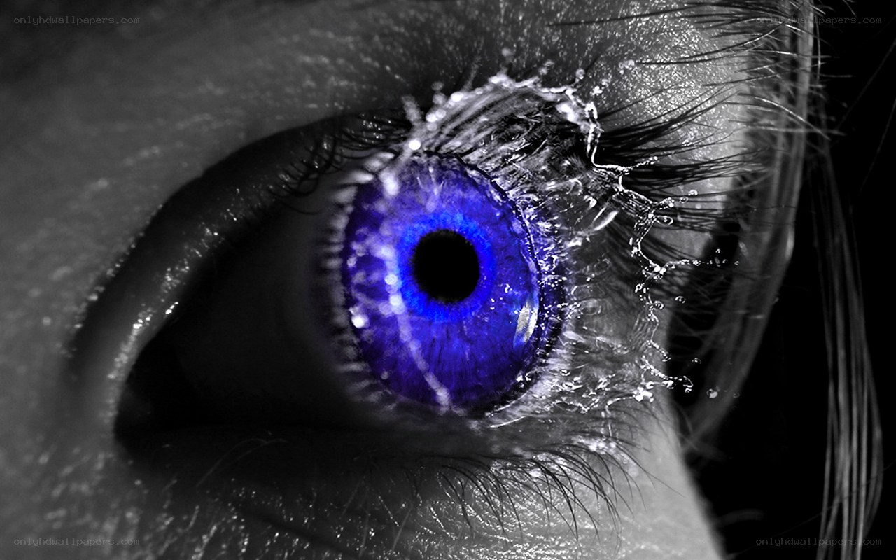 blue eye with water splash
