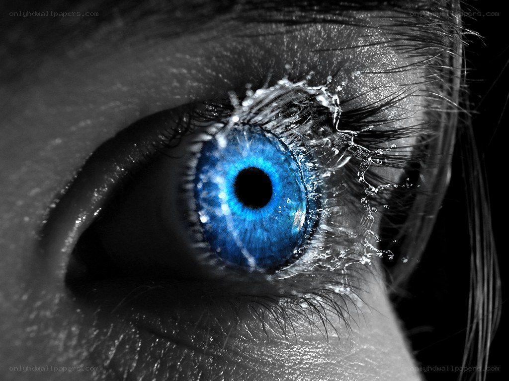 blue eye with water splash