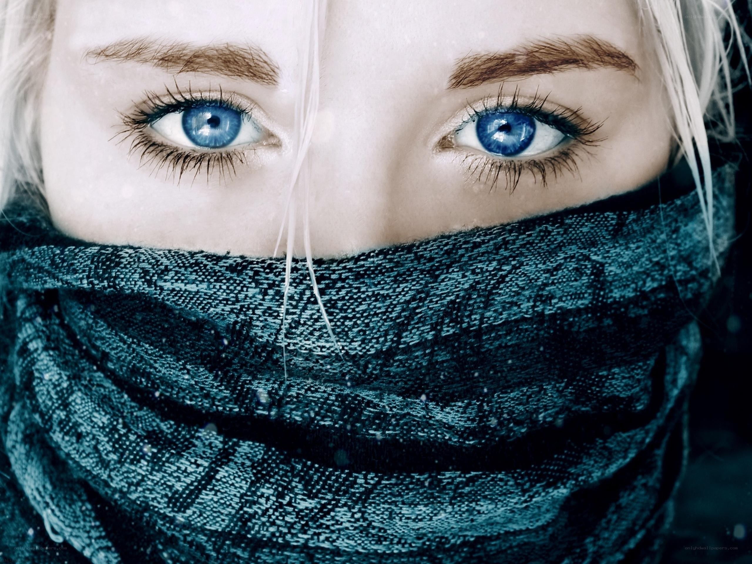 blue eyes in winter