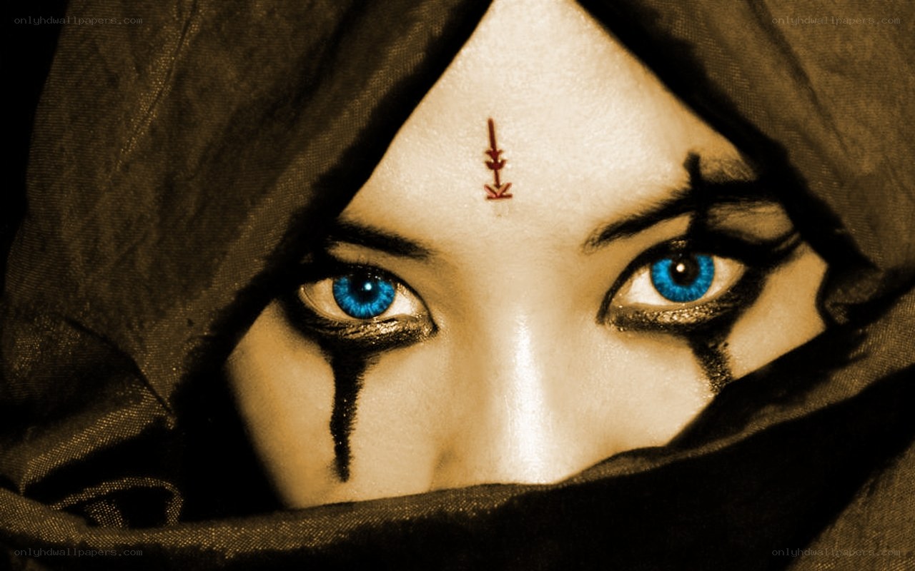 blue eyes with ritual markings