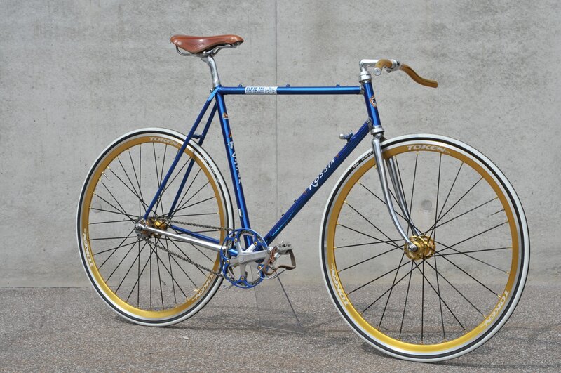 blue fixed-gear bicycle