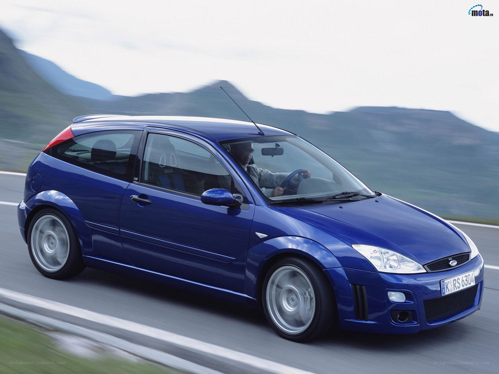 blue ford focus rs in motion