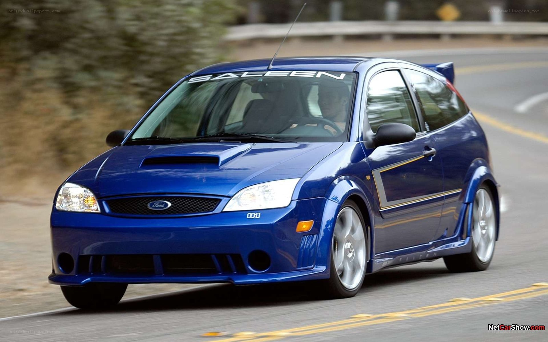 blue ford focus rs in motion