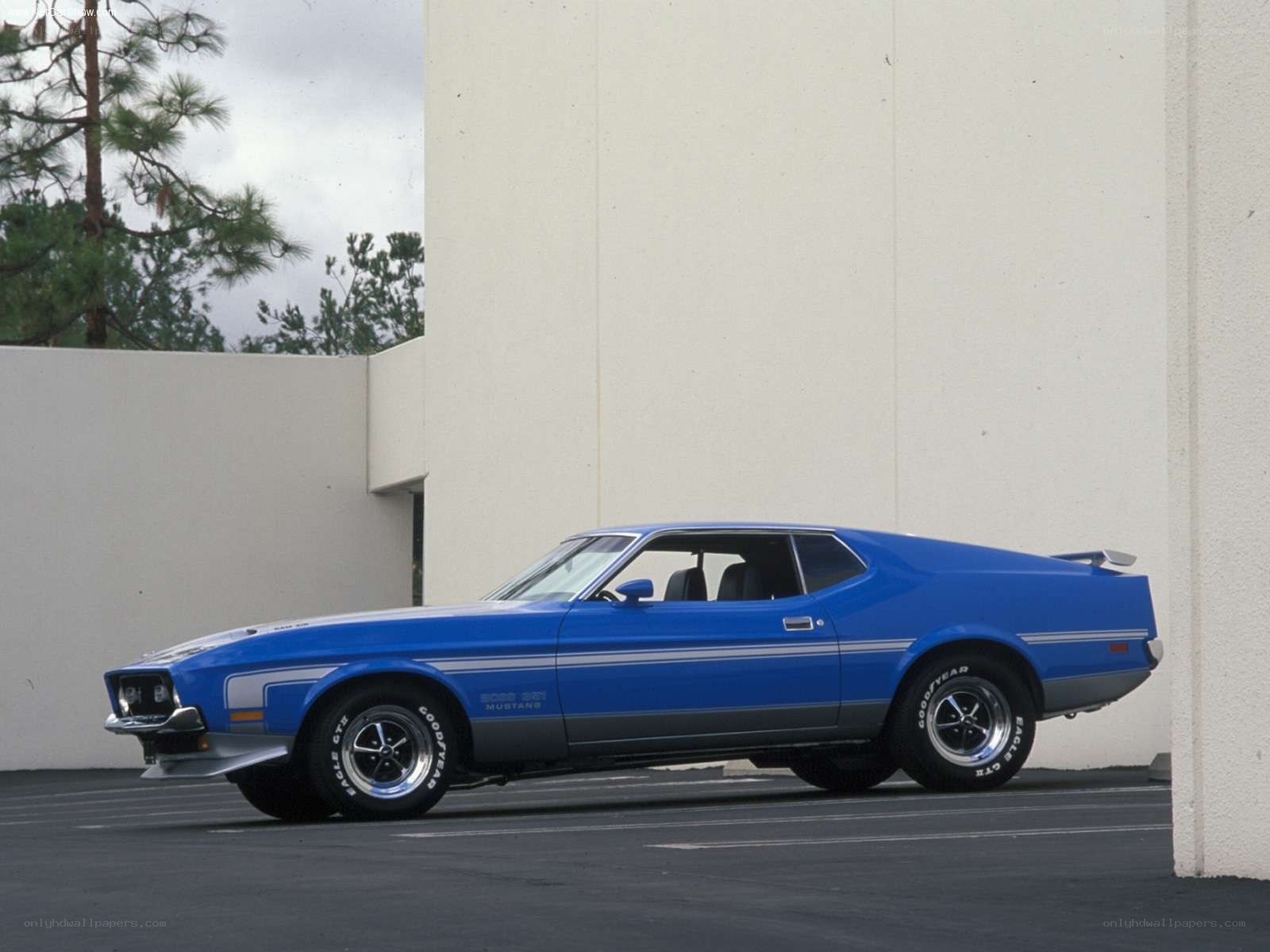 Blue Ford Mustang Boss 351