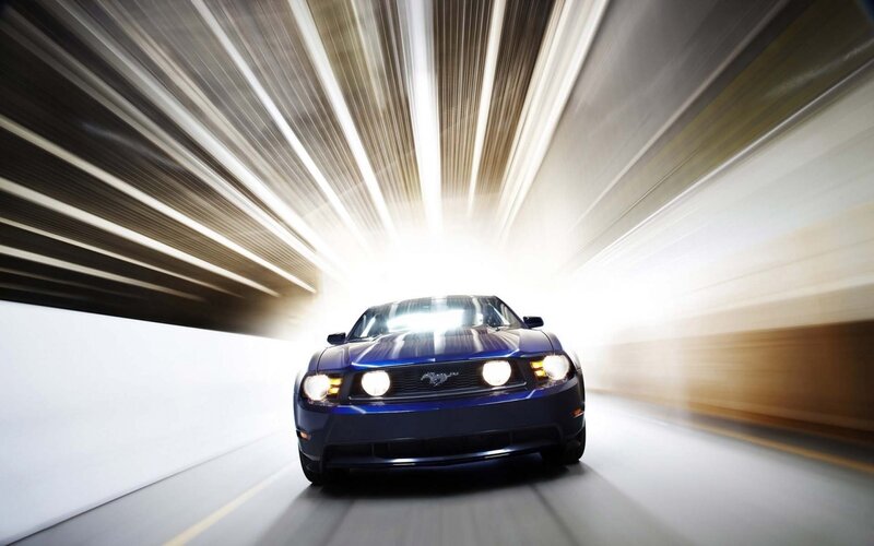 Blue Ford Mustang — Dynamic