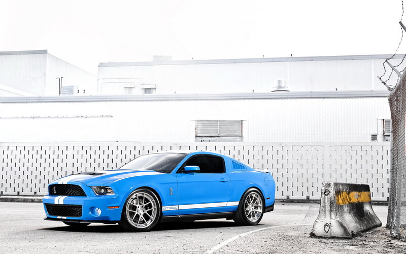 Blue Ford Shelby Gt500 — Dramatic