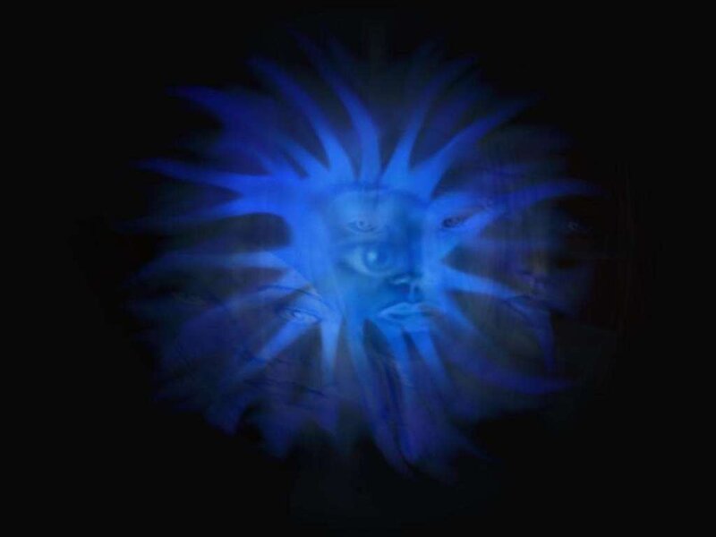 blue glowing face with rays