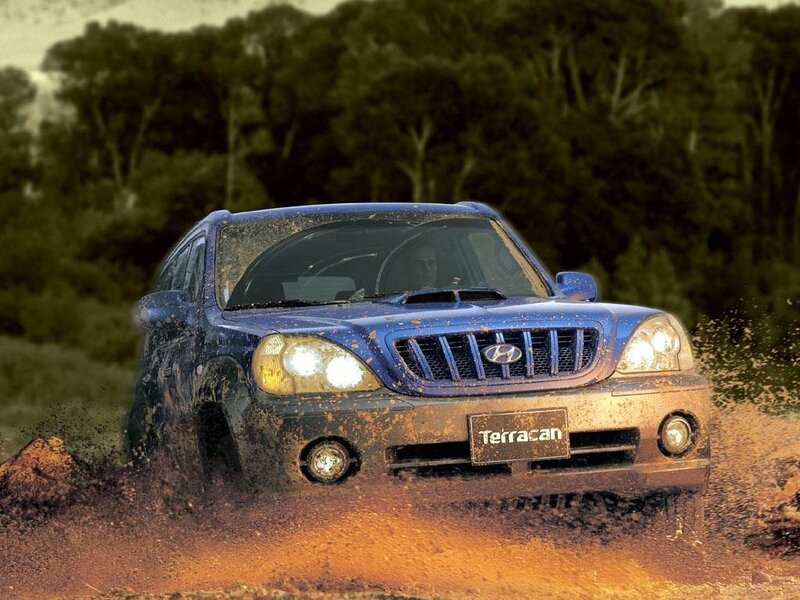 Blue Hyundai Terracan in mud
