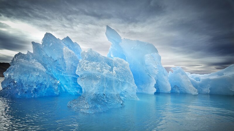 Blue Icebergs in Water — Dramatic, Photograph