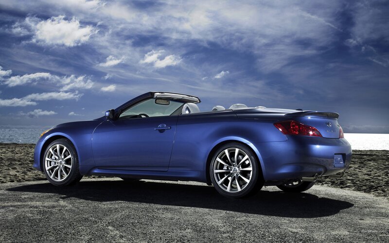 blue infiniti convertible on beach