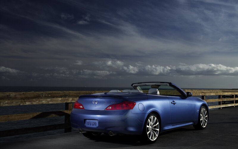 Blue Infiniti G37 convertible