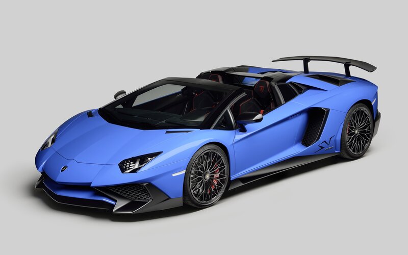 Blue Lamborghini Aventador — Dynamic