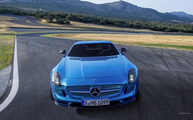 blue mercedes-benz on racetrack