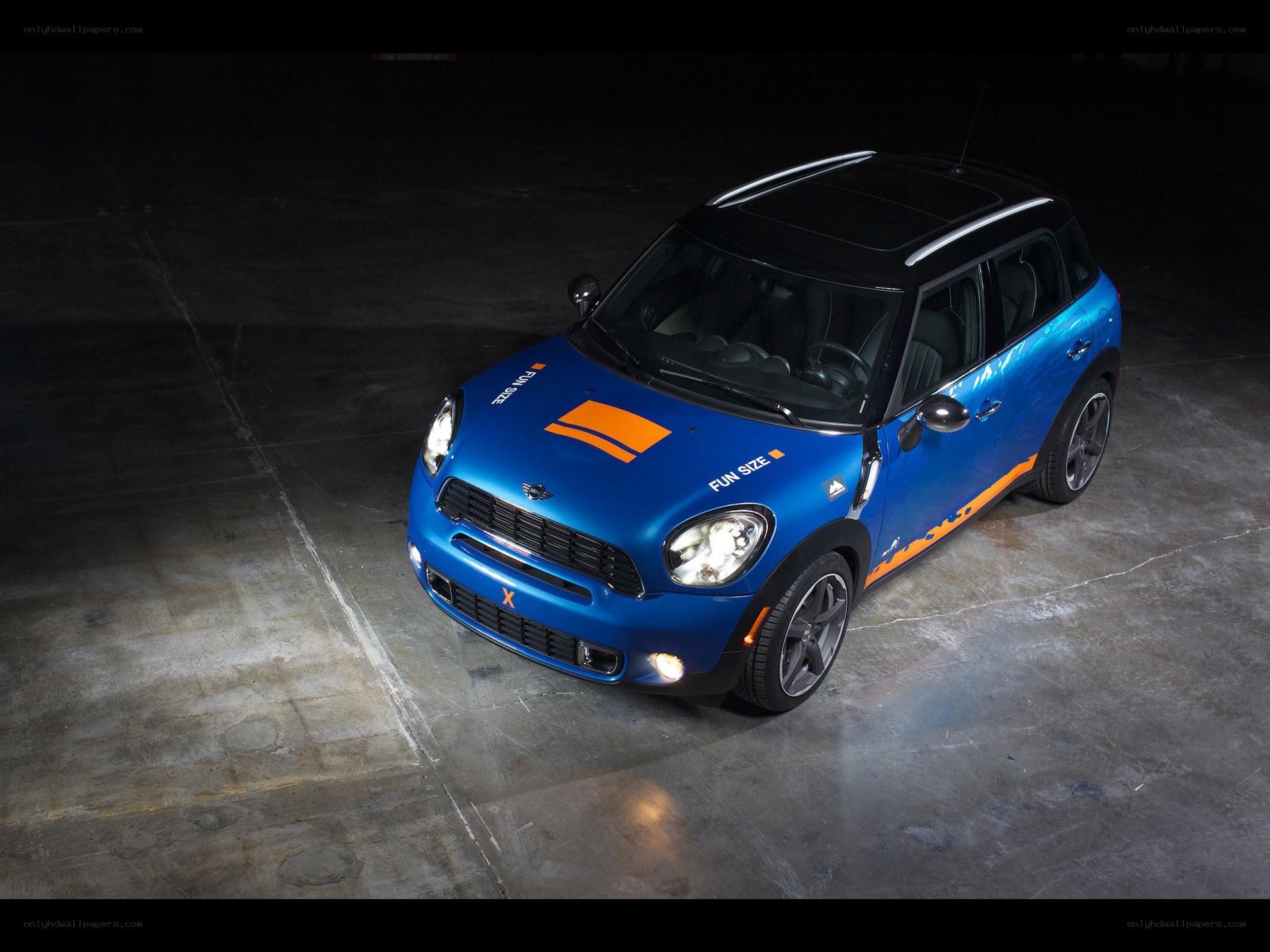 Blue MINI Countryman with orange decals
