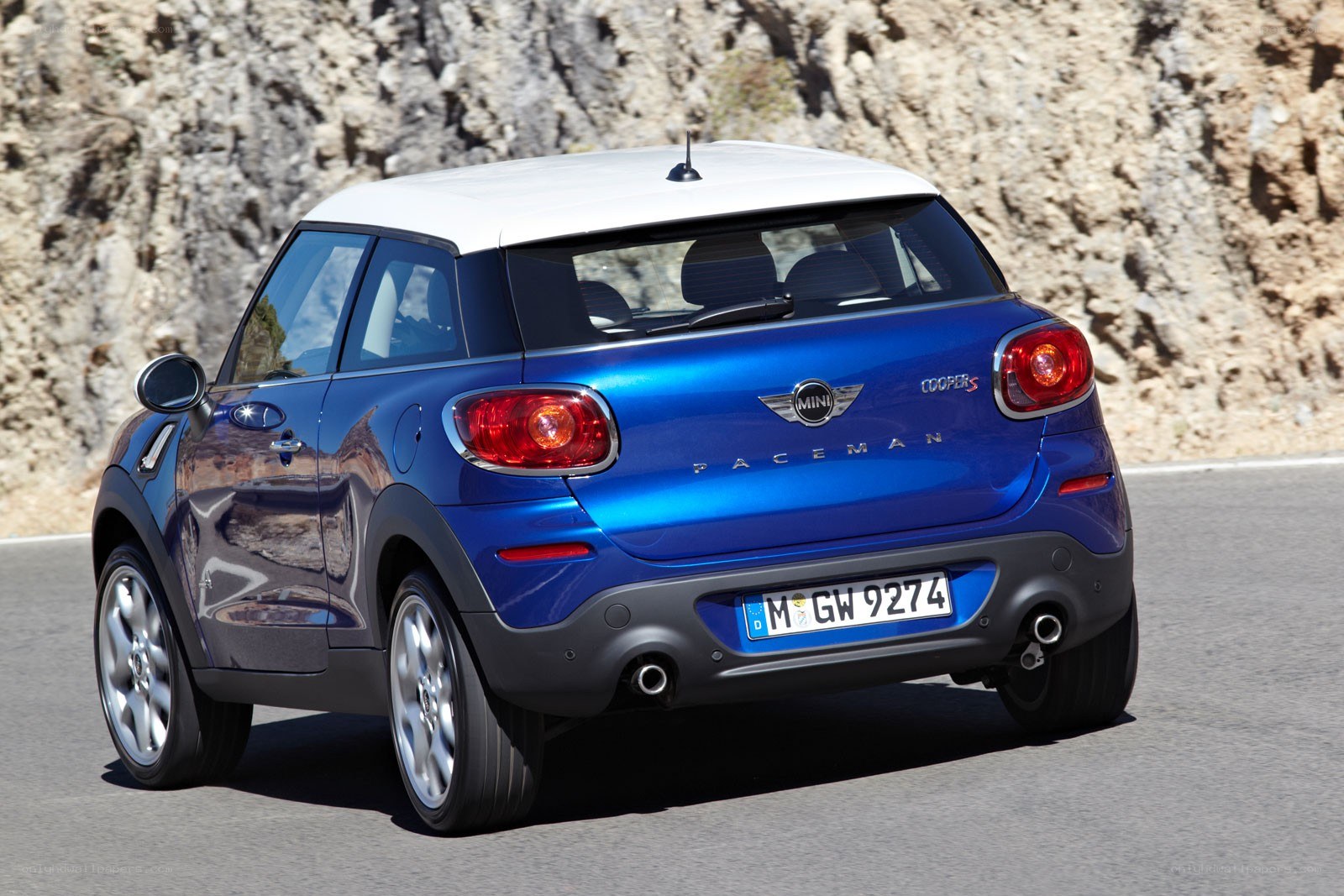 Blue MINI Paceman on a road
