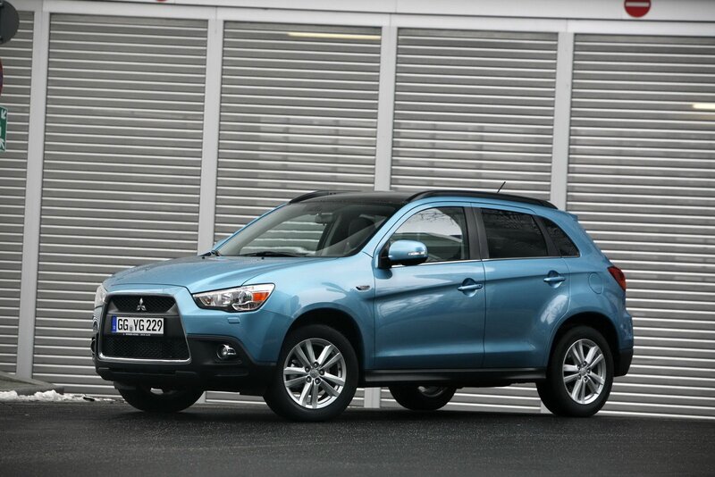 blue mitsubishi suv