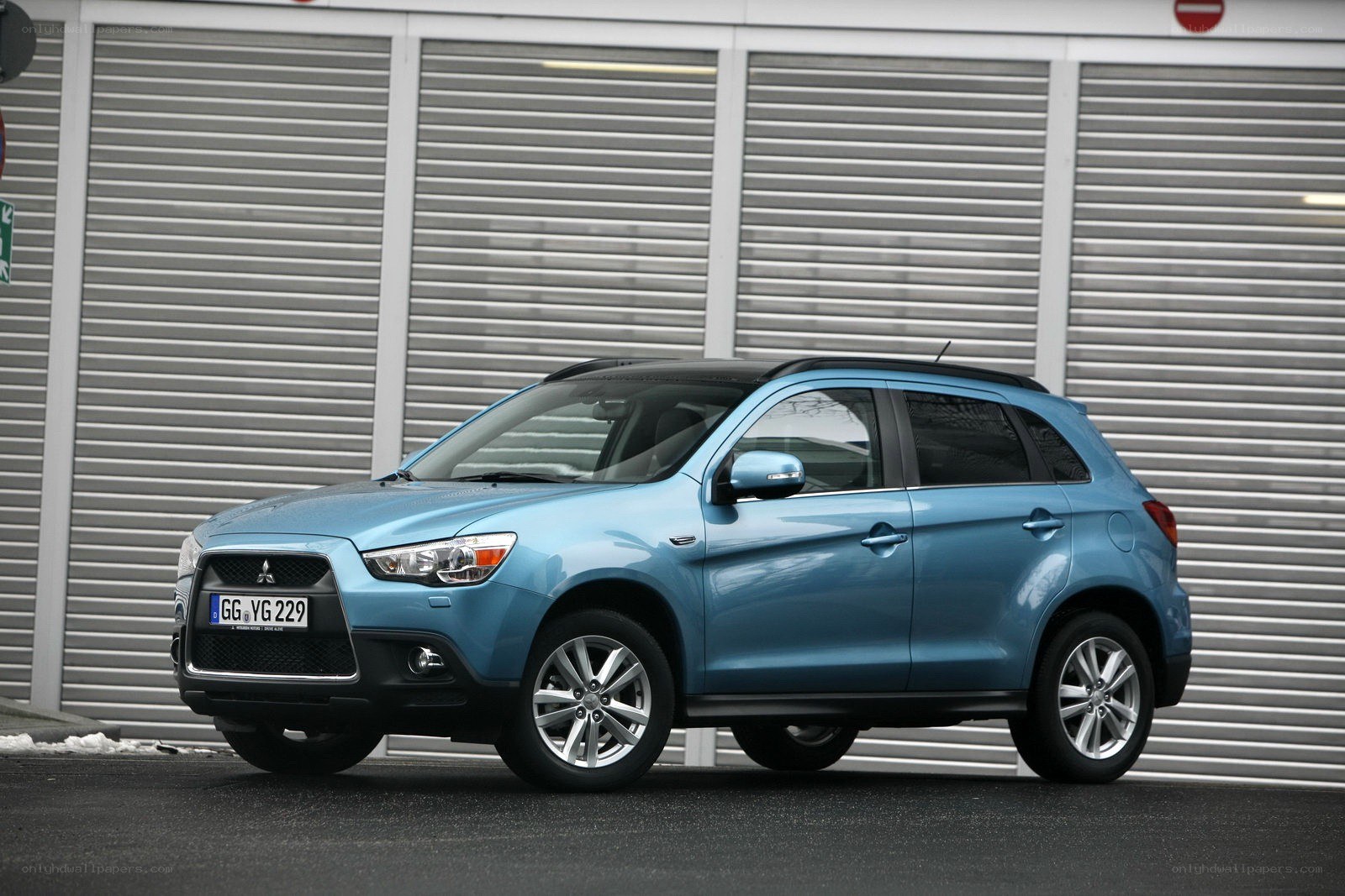 blue mitsubishi suv