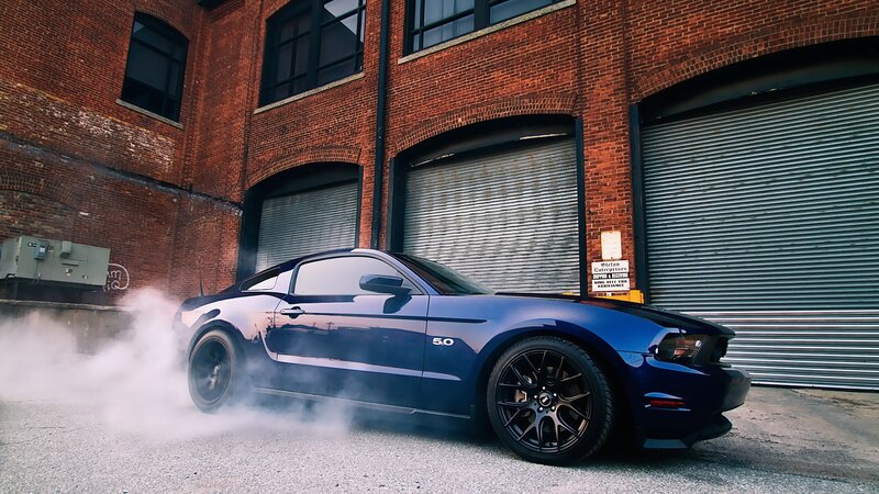 blue mustang doing burnout
