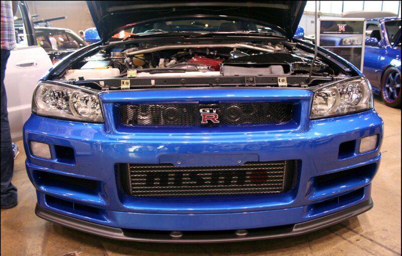 Blue Nissan Gt-r — Neutral
