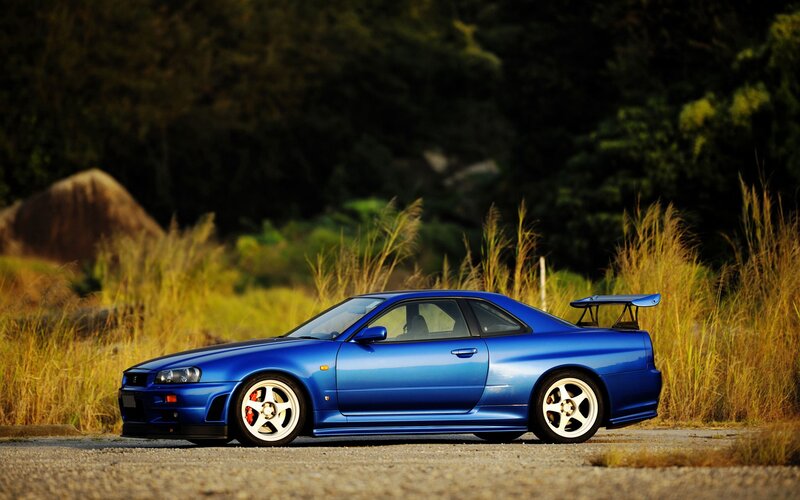blue nissan skyline gt-r