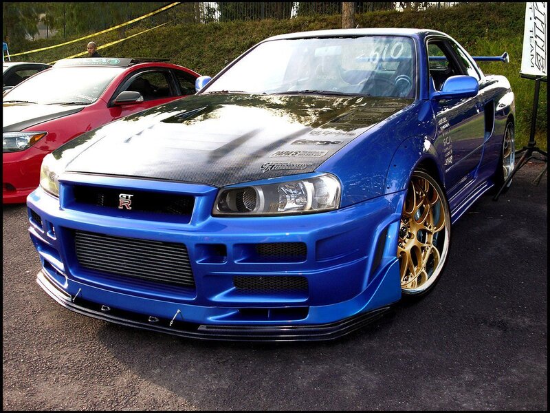 blue nissan skyline gt-r