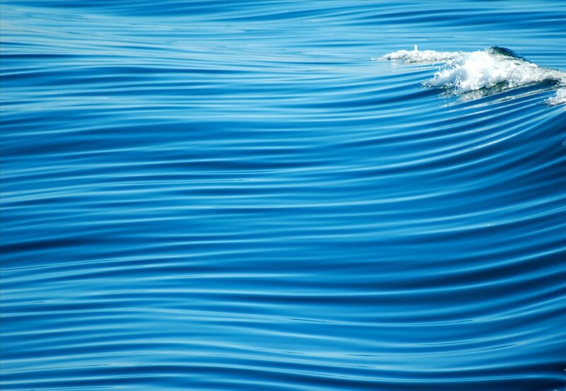 Blue ocean waves with splash