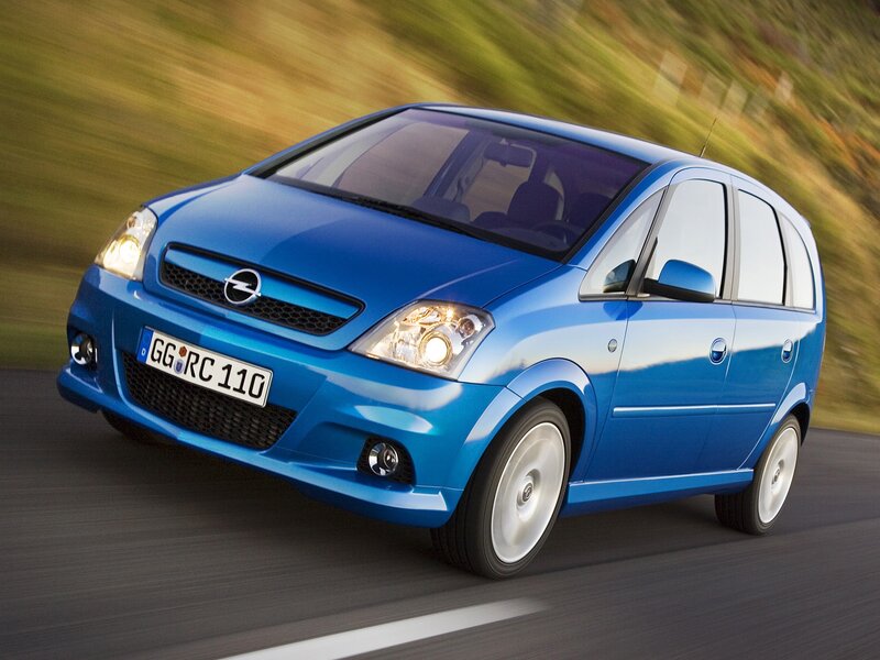 Blue Opel Astra Gtc — Dynamic