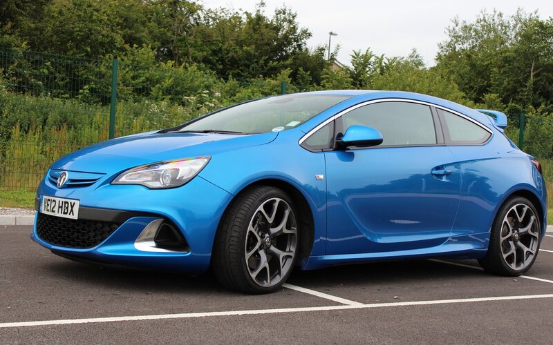 Blue Opel Astra Gtc — Neutral