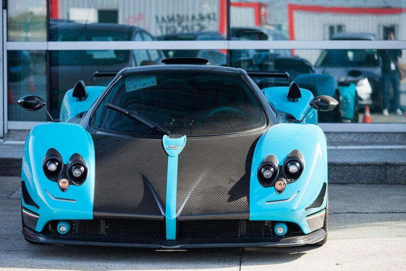 blue Pagani sports car