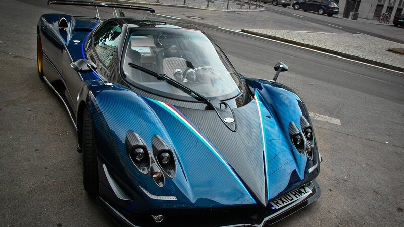blue Pagani sports car