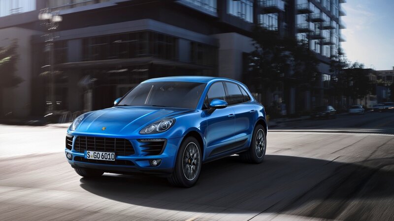 Blue Porsche Macan — Dynamic