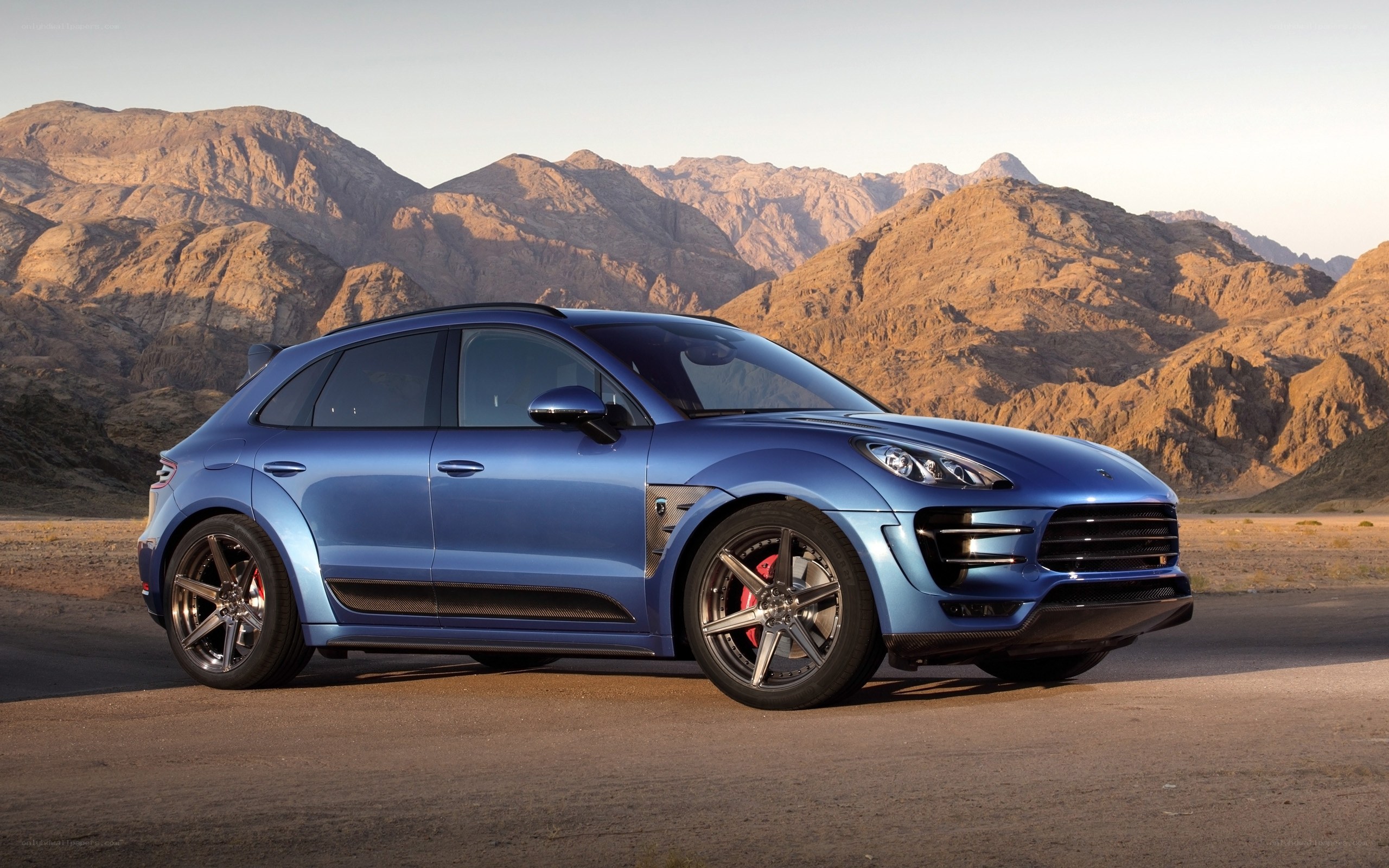 Blue Porsche Macan in desert
