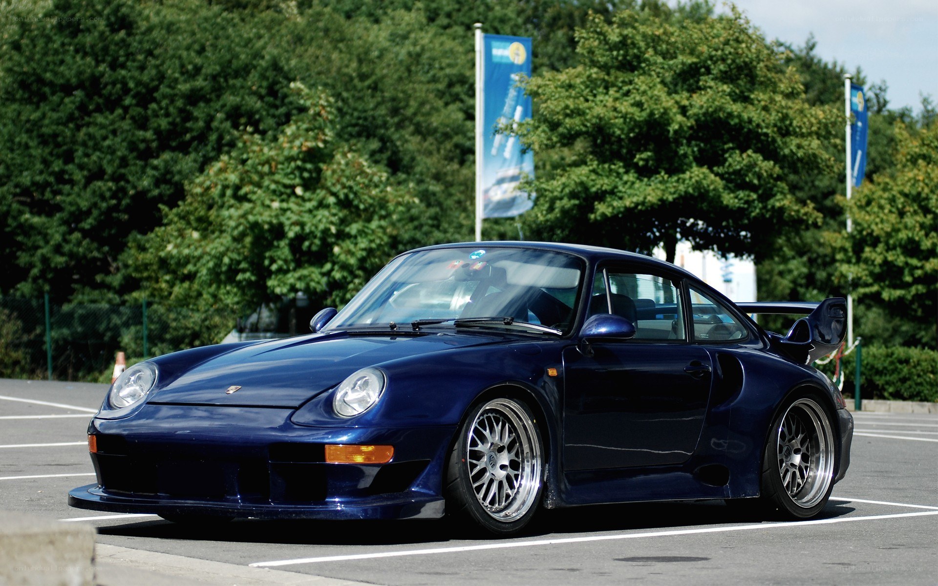 blue porsche race car