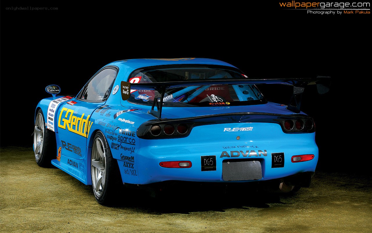blue race car from rear