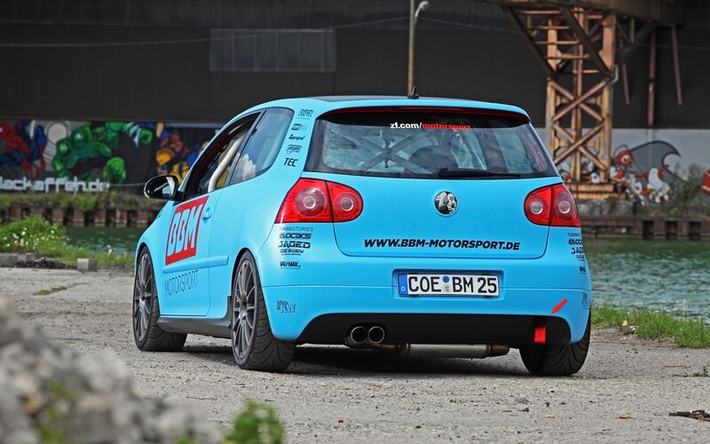 blue race car on gravel