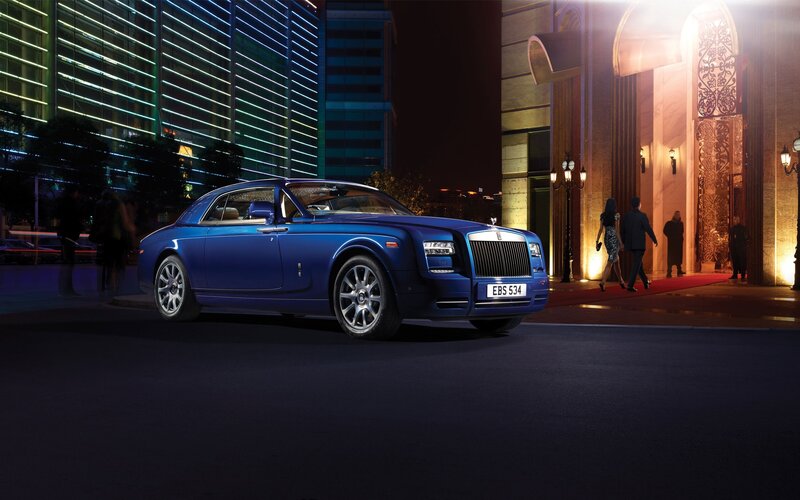 Blue Rolls-Royce at luxury hotel
