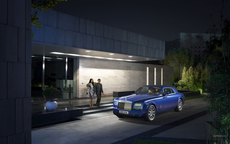 Blue Rolls-Royce at luxury hotel